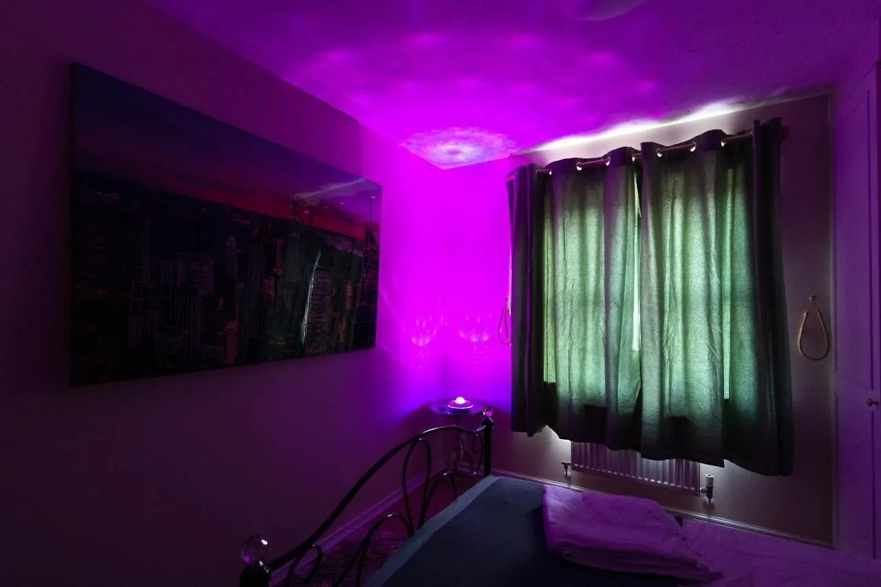 Escape The Matrix - 2 Bed Flat In City Centre With Free Parking Southampton 0*,  United Kingdom