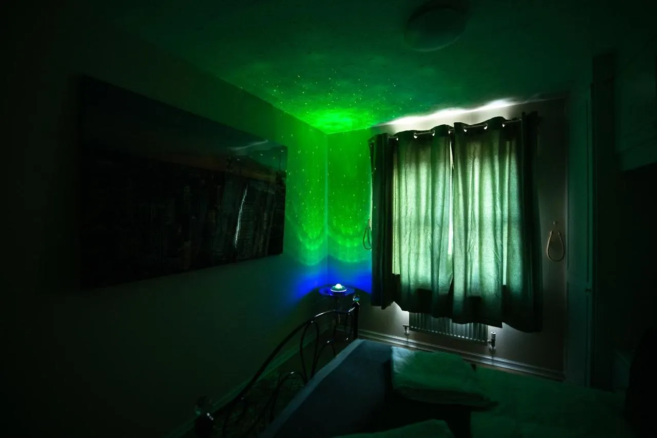Escape The Matrix - 2 Bed Flat In City Centre With Free Parking Southampton 0*,  United Kingdom